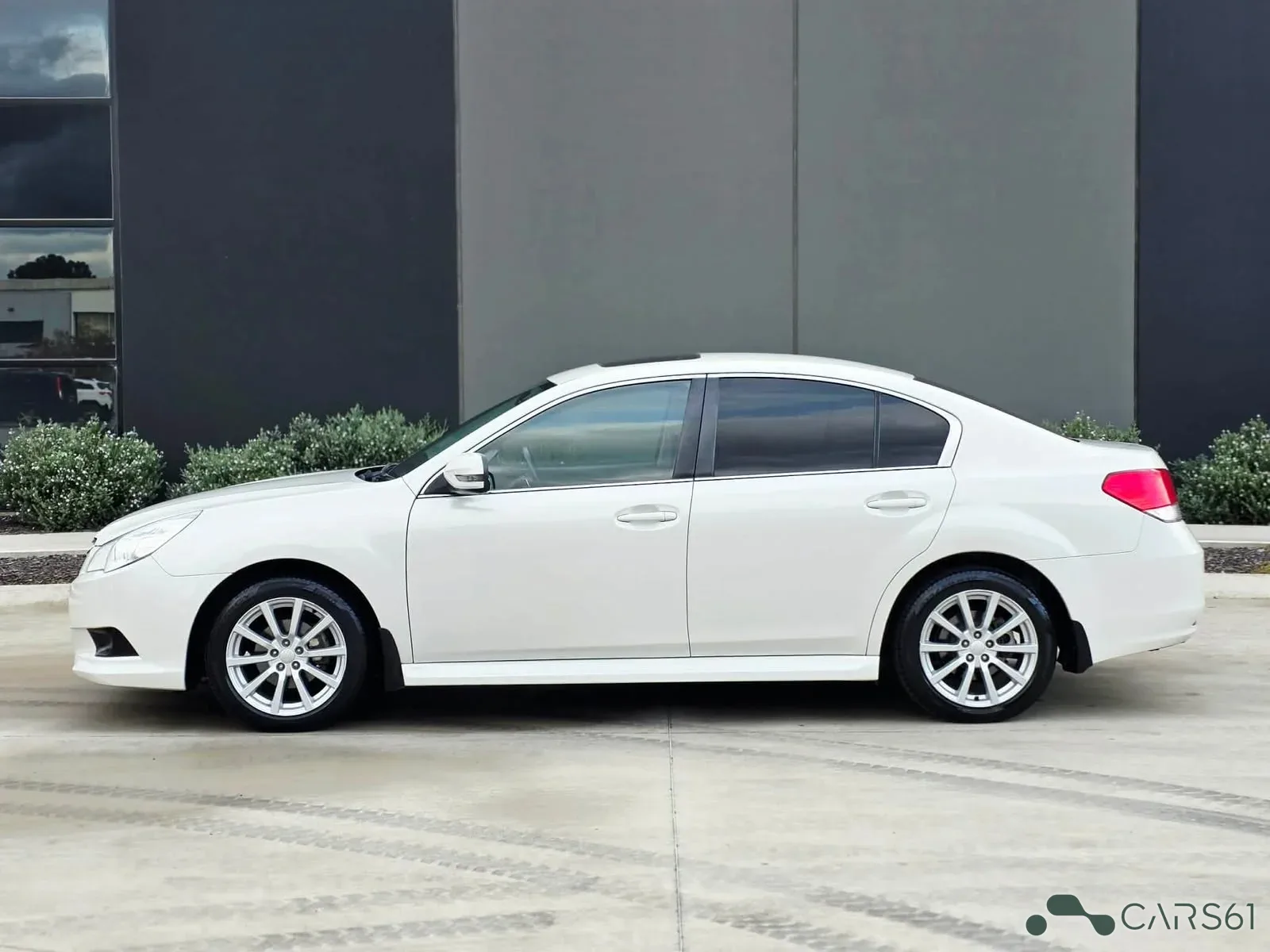 2010 Subaru Liberty — photo 2 of 12